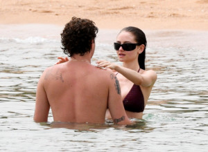 Naslednica supermodela svojim oblinama nije samo zavrtela pamet svom dečku, već svima na plaži: Prošetala u minijaturnom bikiniju, a telo da ti pamet stane