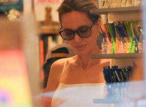 Anđelina  Džoli nikad lepša u beloj haljini: Zapažena tokom kupovine sa ćerkom, pogledajte kako izgleda mamina naslednica!