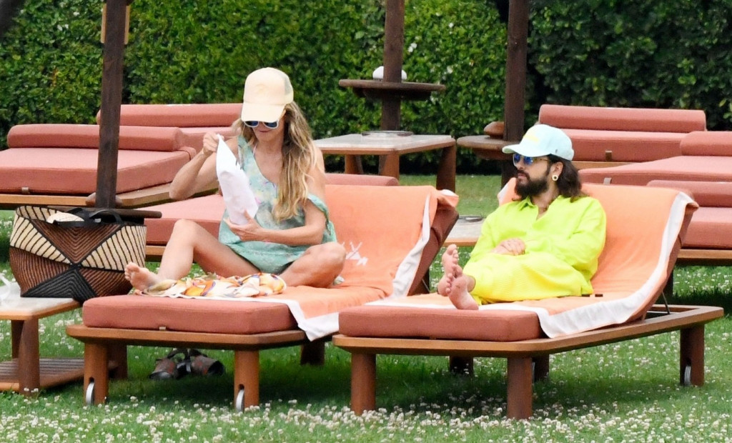 Ups, gde ti je to ruka Hajdi?! Slavna manekenka legla kraj muža, podigla nogu u vazduh, a onda je scena postala sve sumnjivija