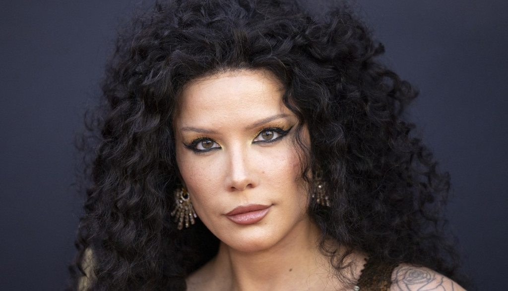 Poznata pevačica pojavila se na crvenom tepihu nakon što je otkrila da je teško bolesna: Evo kako je izgledala