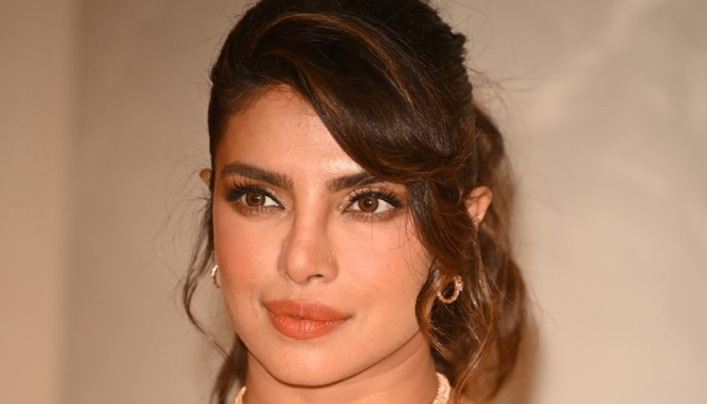 Savršene obrve po ugledu na Prijanku Čopru: Zvezda pokazala genijalnu metodu i oduševila fanove, potrebne samo 2 sitnice