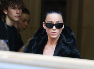 Kejti Peri izazvala kolaps na ulicama Pariza: Pevačica se pojavila u toplesu i poderanim čarapama! Parižani u neverici