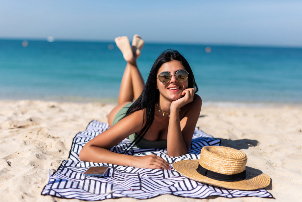Nemoj da bežiš: Genijalan trik pomaže da peškir ne odleti na plaži, a ne košta ni dinar