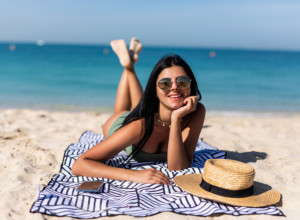 Nemoj da bežiš: Genijalan trik pomaže da peškir ne odleti na plaži, a ne košta ni dinar