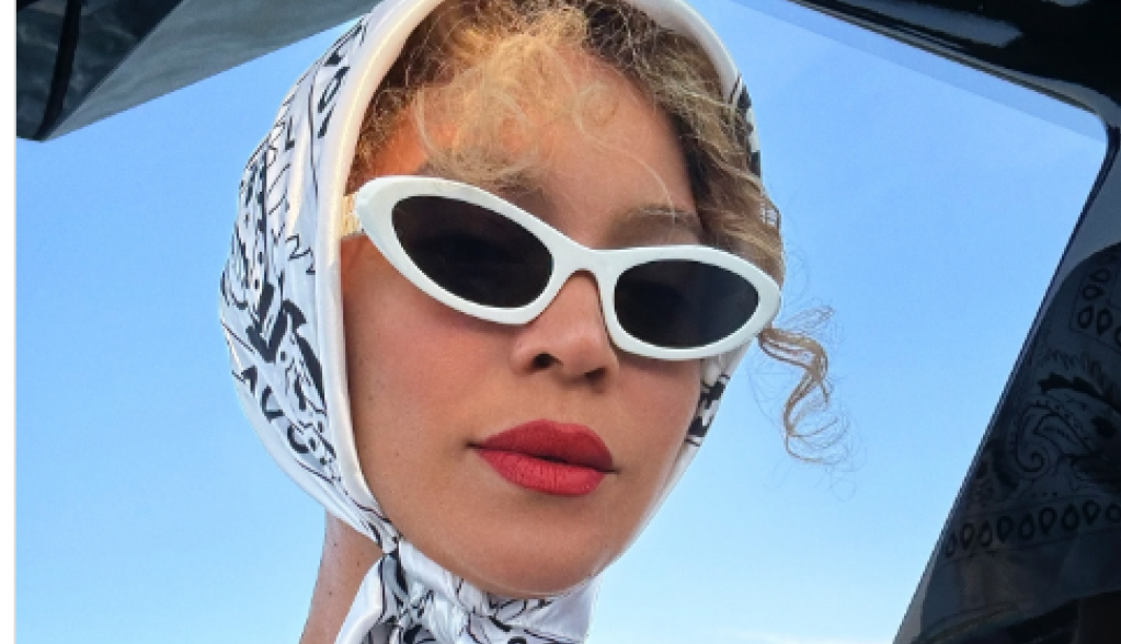 Brutalno modno izdanje Bijonse na jahti: Slavna pevačica pokazala zanosne obline u mini haljinici, a sa jednim detaljem autfit podigla na viši nivo