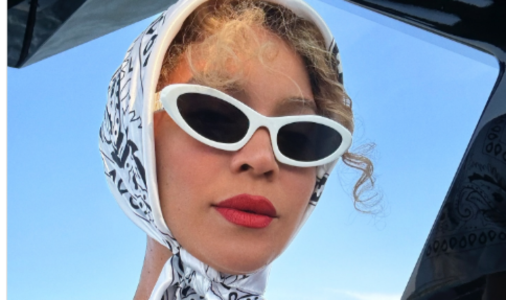 Brutalno modno izdanje Bijonse na jahti: Slavna pevačica pokazala zanosne obline u mini haljinici, a sa jednim detaljem autfit podigla na viši nivo