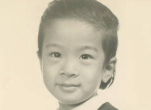 Znate li ko je ova devojčica? Slavna dizajnerka objavila sliku iz detinjstva i oduševila fanove, žena se ne menja