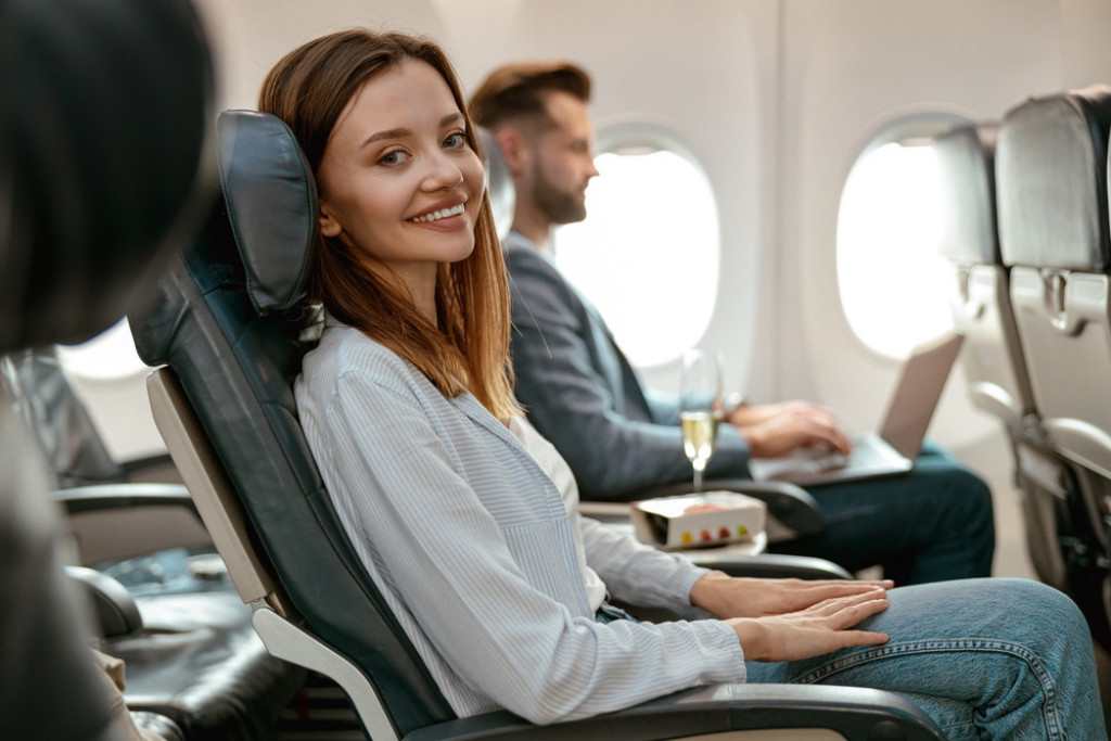 Bivša stjuardesa upozorava: Ako planirate da putujete avionom, obavezno izbegavajte ova 2 pića