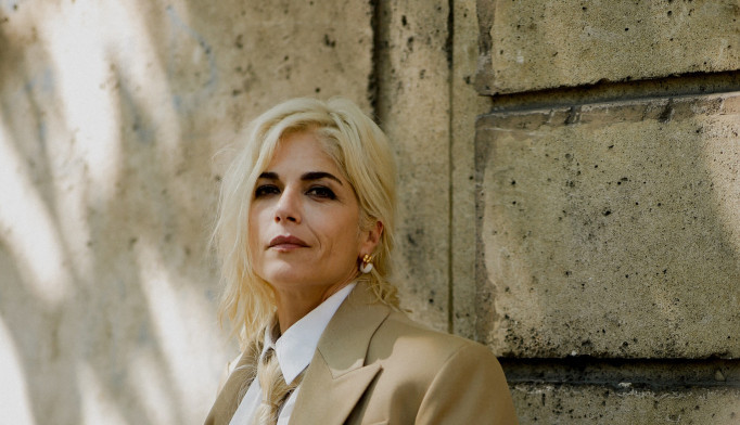 Selma Bler je svoj modni autfit podigla na viši nivo: Kada budete videli šta nosi umesto kravate, pašćete s nogu