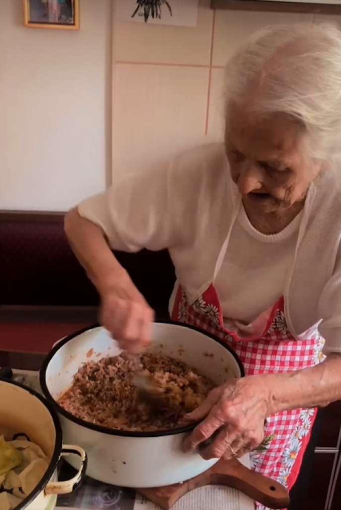Baka Dragica iz Sokobanje ima 99 godina i zavija sarme kao od šale: Veštija je od duplo mlađih domaćica
