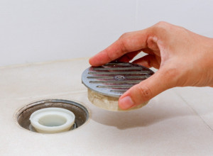 Smrdi vam iz odvoda kad pada kiša? Vodoinstalater Mića otkriva kako da sami rešite problem za male pare