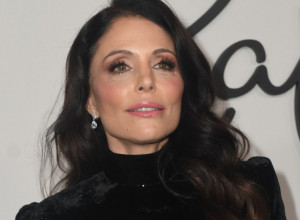 Niko ne može da veruje da ova žena ima 53 godine: Rijaliti zvezda zablistala u belom kupaćem kostimu, izgleda brutalno u šestoj deceniji!