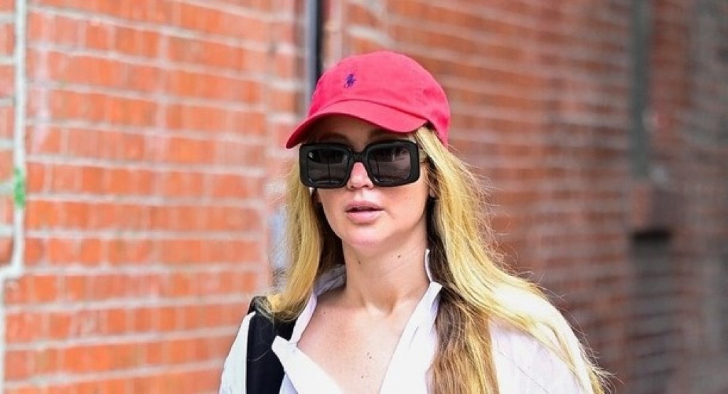 Beli komplet koji treba da imate ovog leta: Dženifer Lorens prošetala u njemu i očarala sve prisutne, izdužuje siluetu i prikriva nedostatke