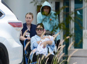 Slavna glumica postala mama: Dugo je krila da je trudna, a sada u rukama drži svoju prvu bebu