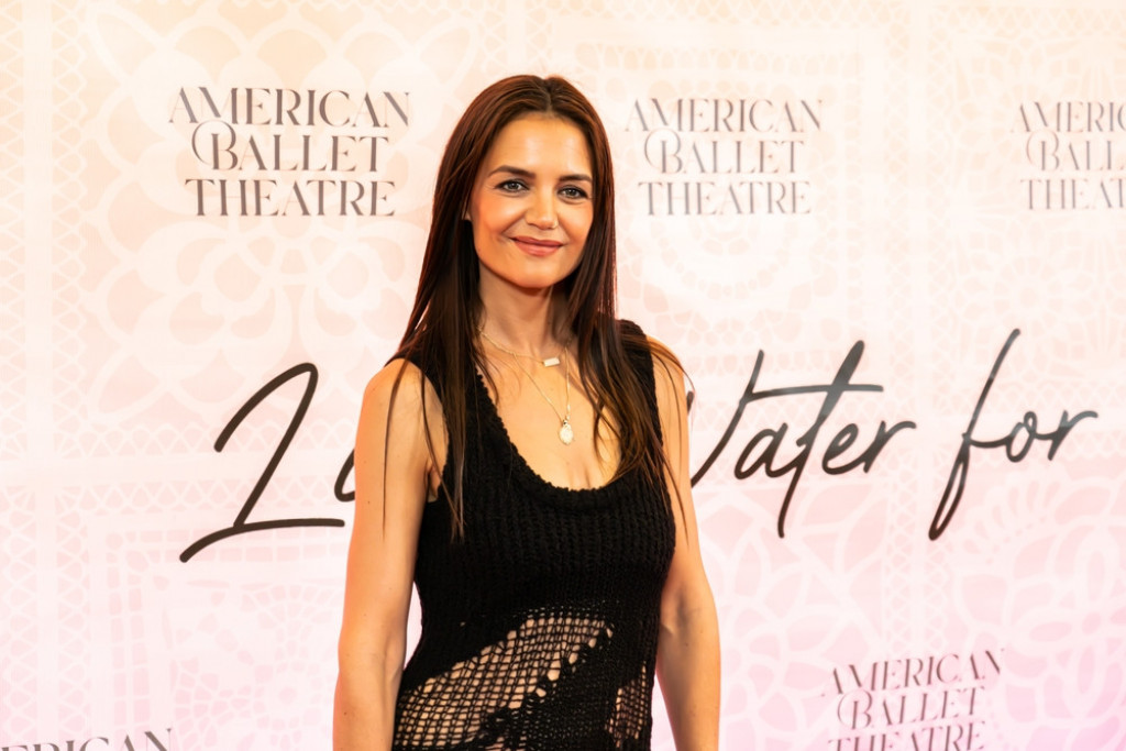 Nema greške sa ovim autfitom: Kejti Holms je predstavila fenomenalnu kombinaciju za prelazni period, nećete se ni znojiti ni smrzavati