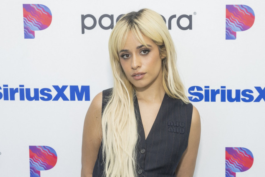 Kamila Kabeljo očarala u modernom autfitu: Pevačica pozdravila fanove u Londonu u nikad lepšem izdanju, svi su gledali u ovaj detalj