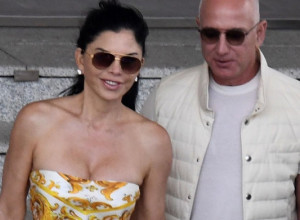 E sad smo joj sve videli! Verenici Džefa Bezosa vetar podigao haljinu do struka, a gaćica ni od korova!