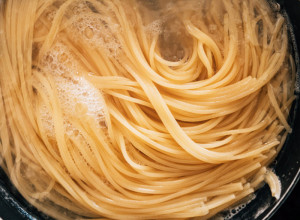 Više nikada nećete ispirati testeninu nakon kuvanja: Niste ni svesni šta time zapravo činite