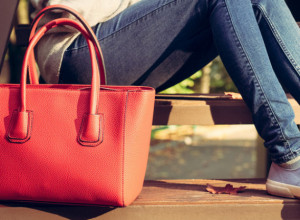 Ako želite da imate para, ovo izbacite iz tašne: Većina žena u njoj nosi stvari koje privlače siromaštvo