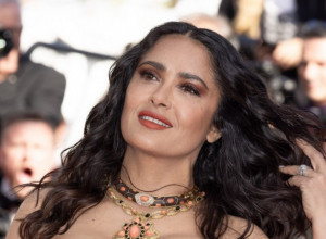 Selma Hajek se ne menja: Brutalna lepotica očarala oblinama na naslovnici poznatog magazina, mreže se usijale