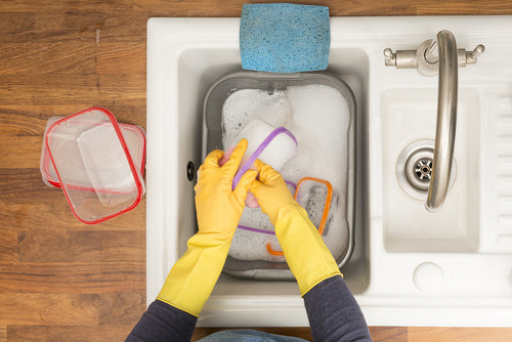 Čisti plastične posude u nekoliko sekundi: Pomoću ovog trika uklonićete žute mrlje bez mučnog ribanja sunđerom