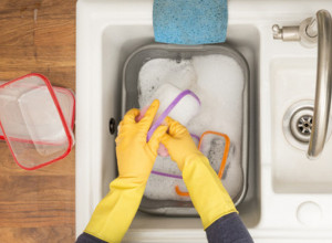 Čisti plastične posude u nekoliko sekundi: Pomoću ovog trika uklonićete žute mrlje bez mučnog ribanja sunđerom