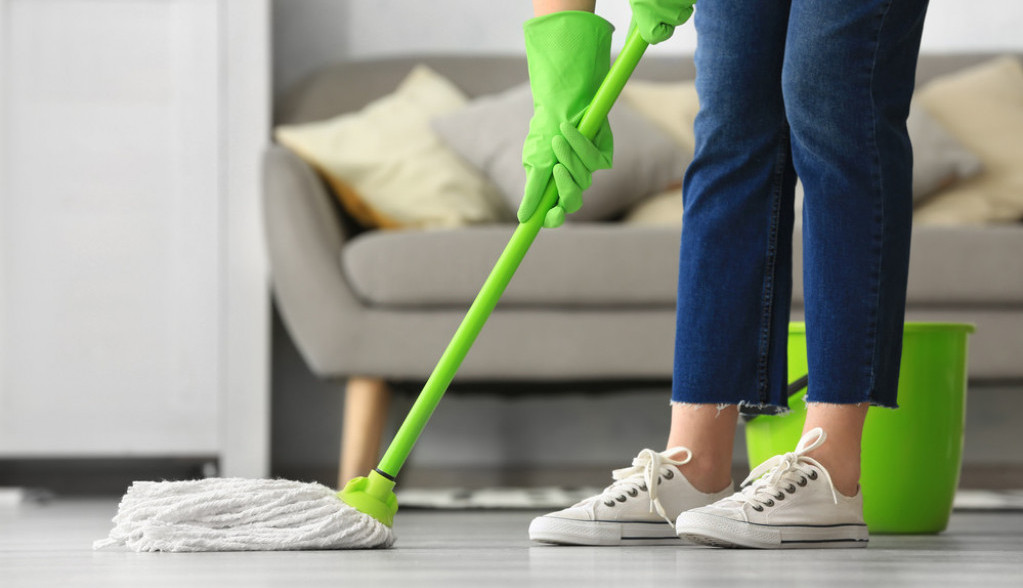 Mira uvek primenjuje bakin trik: „Stavim malo ovog praha u vodu kad brišem podove i kuća mi danima lepo miriše“