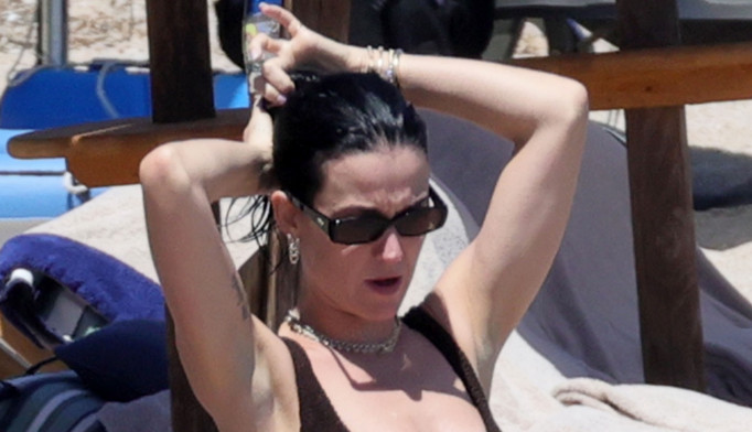 Kupaći kostim idealan za žene u četrdesetim: Keti Peri prošetala zanosnu figuru na Sardiniji