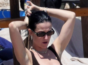 Kupaći kostim idealan za žene u četrdesetim: Keti Peri prošetala zanosnu figuru na Sardiniji