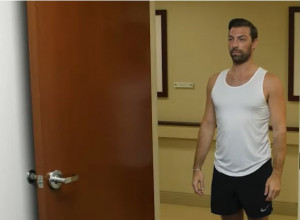 Vežba za ljude preko 50 godina: Ublažava bol u vratu i leđima, a veoma je jednostavna, svako može da je uradi