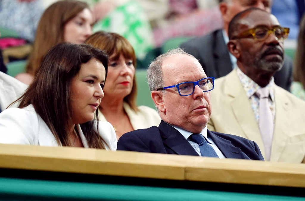 Princ Albert II od Monaka ponovo bez supruge — društvo mu pravi brineta: Gde je princeza Šarlin?