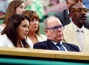 Princ Albert II od Monaka ponovo bez supruge — društvo mu pravi brineta: Gde je princeza Šarlin?