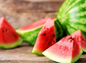 Ceo život pogrešno sečete lubenicu: Kada pogledate ovaj trik, ostaćete u šoku koliko ste se zapravo mučili