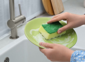 Sunđer za sudove je pun bakterija: Pomoću ovog trika ćete uništiti čak 99 odsto, treba vam bukvalno minut!
