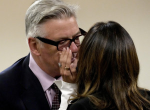 Glumac u rasulu, supruga mu briše suze: Počelo suđenje Aleku Boldvinu za ubistvo iz nehata