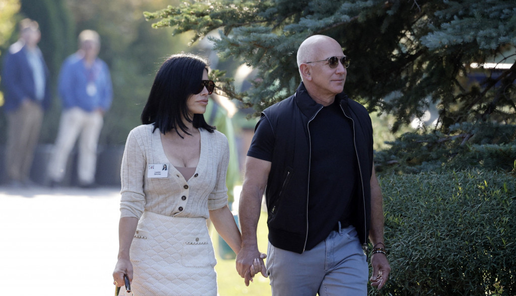 Ovako se odmaraju ljudi koji ne znaju šta će sa parama: Bezos i njegova verenica se bahanlišu u kampu za milijardere