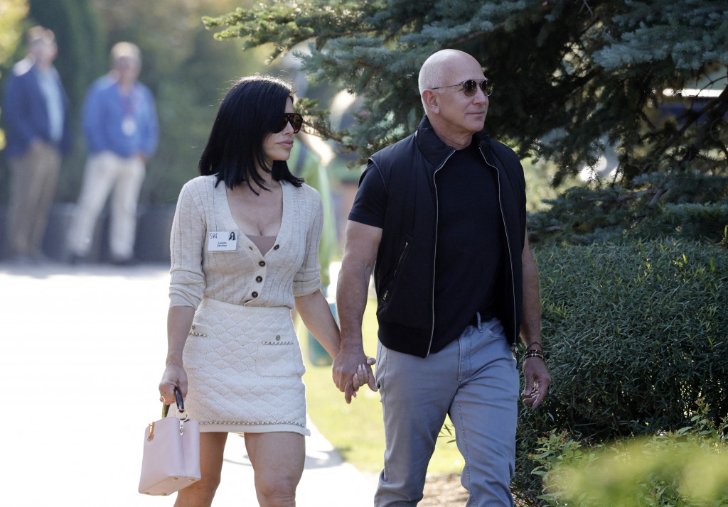 Ovako se odmaraju ljudi koji ne znaju šta će sa parama: Bezos i njegova verenica se bahanlišu u kampu za milijardere