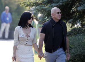 Ovako se odmaraju ljudi koji ne znaju šta će sa parama: Bezos i njegova verenica se bahanlišu u kampu za milijardere