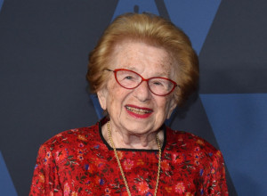 Majci je slala pisma iz sirotišta, a onda saznala tragičnu vest: Preminula slavna doktorka Rut Vesthajmer u 96. godini života