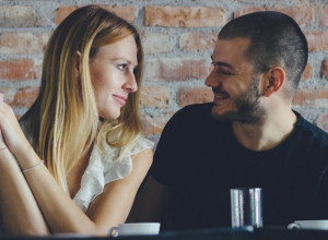 Želi da sakrije prave namere: Ovakvo ponašanje otkriva da partner manipuliše vama, upozorava stručnjak za veze