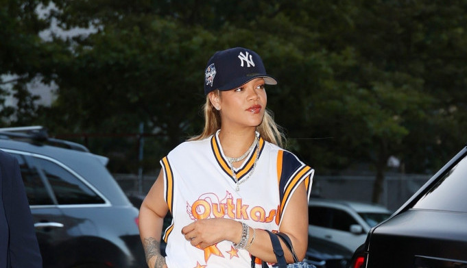 Pantalone kao njene za samo 1790 dinara i to sa muškog odeljenja? Rijana u kombinaciji koja nije za sve žene, samo za najhrabrije