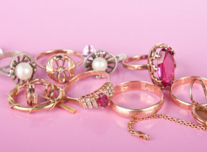 Kako očistiti bižuteriju: Zablistaće kada je operete mešavinom od 2 sastojka, a evo kako da sprečite da promeni boju