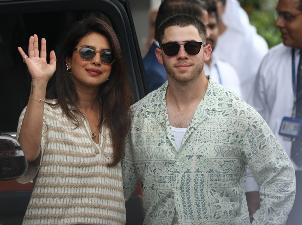 Kada ne znate šta da obučete, izaberite komplet: Prijanka Čopra je predstavila model koji je čista desetka, automatski zapalila mreže!