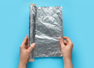 Oterajte štetočine daleko od kuće: Žena je stavila aluminijumsku foliju ispred vrata i rešila problem koji mnoge muči