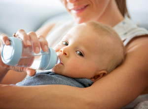 Joj, dete mi je žedno: Evo da li treba davati vodu bebama tokom leta, stručnjaci dali svoje mišljenje