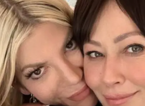 "Ja sam bila šefova ćerka, a ona velika zvezda": Glumica se oprostila od Šenon Doerti, a zbog ovih reči bi i kamen zaplakao