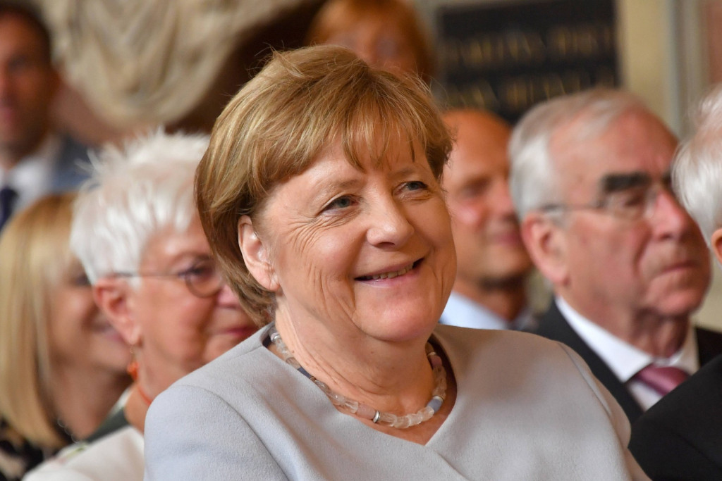 Žene sa oblinama lude za njenim kompletima: 4 kombinacije Angele Merkel idealne za dame u 60-im