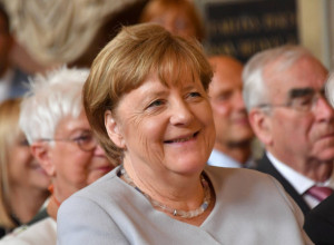 Žene sa oblinama lude za njenim kompletima: 4 kombinacije Angele Merkel idealne za dame u 60-im