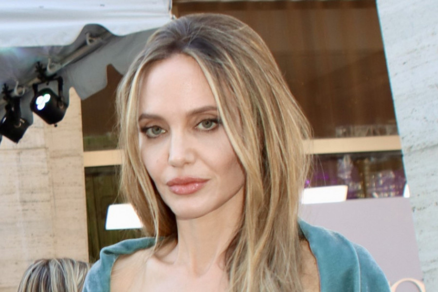 Mala crna haljina je proveren izbor: Pogledajte samo Anđelinu Džoli, zapalila je grad u neprevaziđenom modelu, sada ga želi ceo svet!