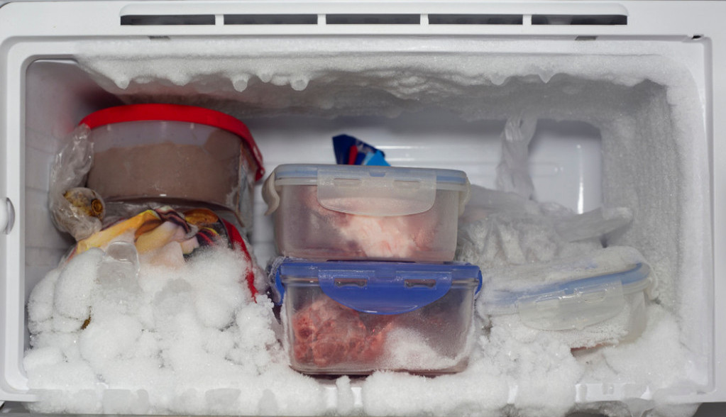 Skuplja vam se led u zamrzivaču? Stavite jednu namirnicu unutra i rešićete problem do kraja leta!